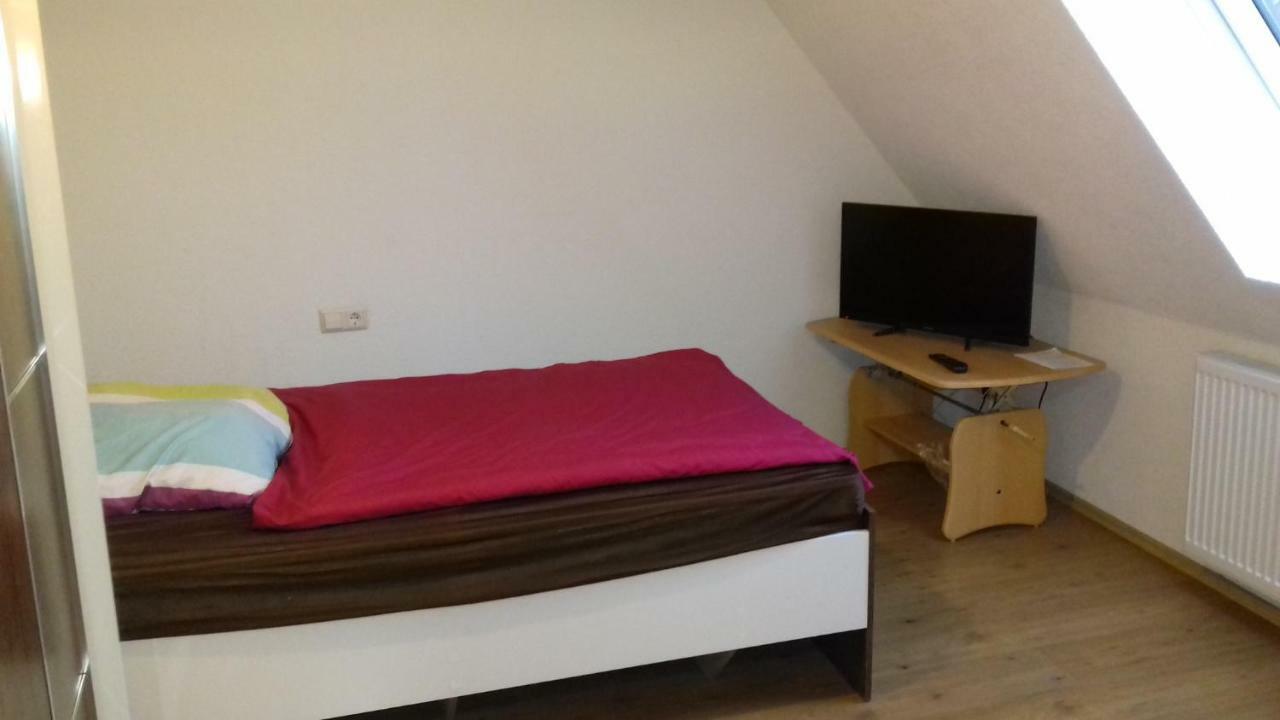 Biberach-Riss-Zimmer-Frei, Einzel-Zimmer Bad Kueche Birkenhard Ruang foto